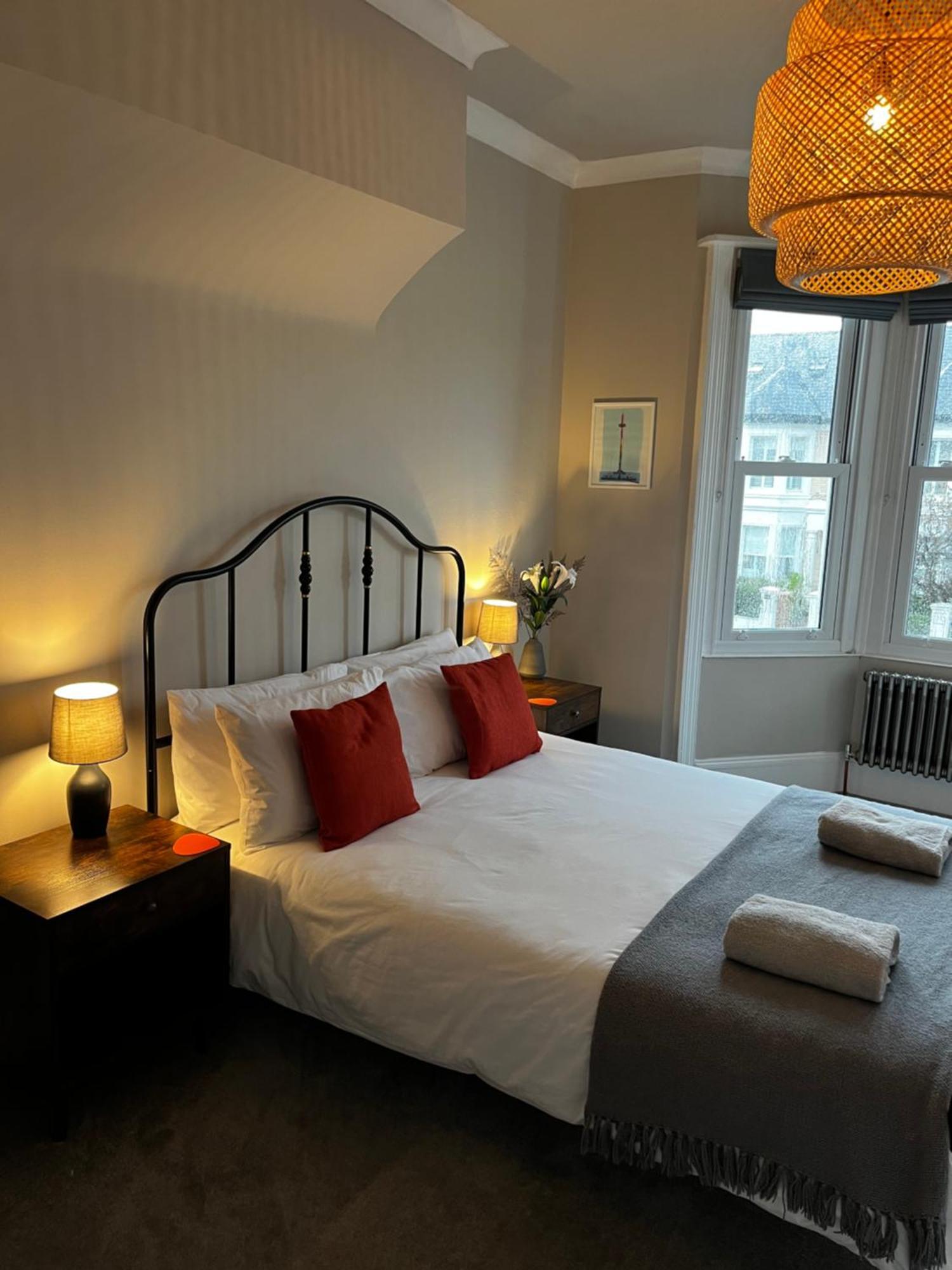 Contemporary Beach Apartment Brighton ภายนอก รูปภาพ
